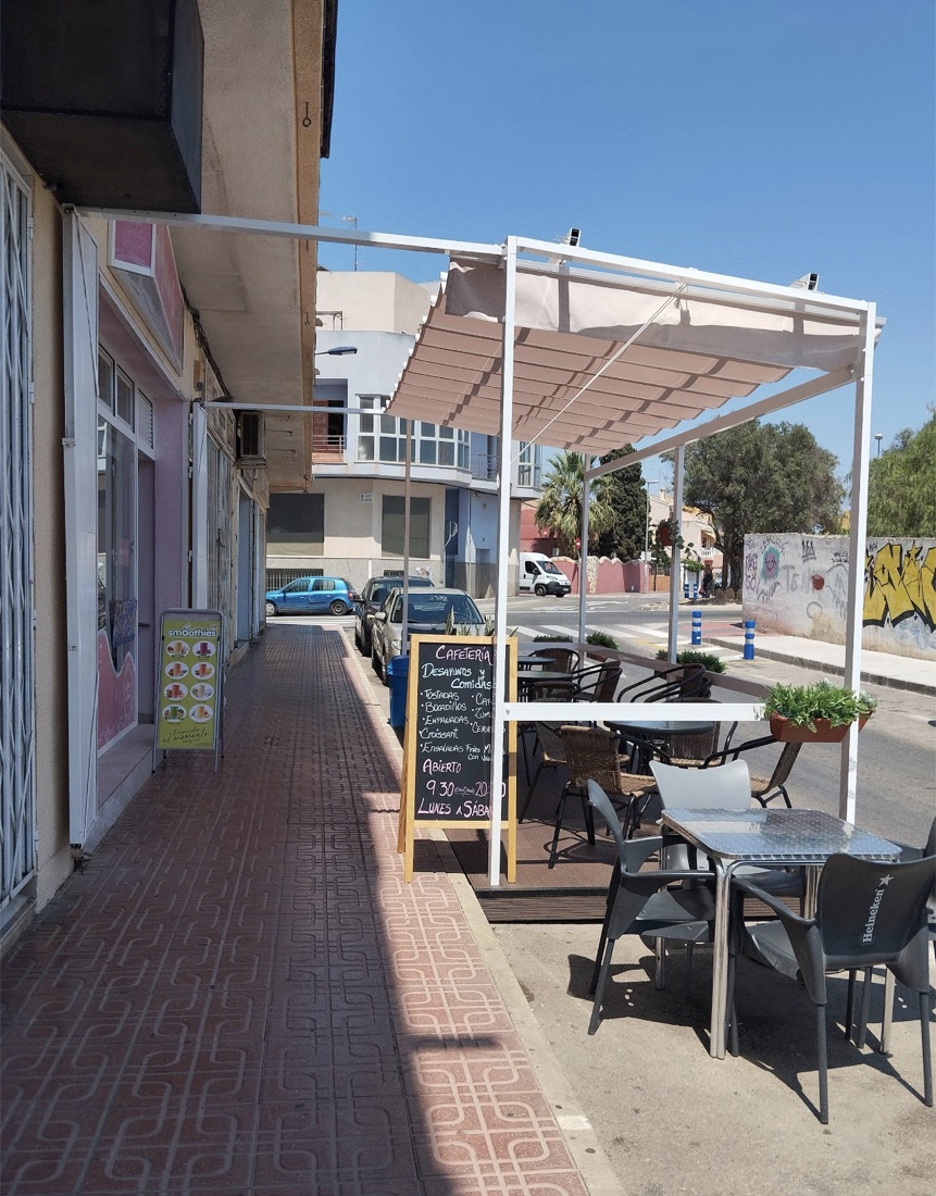 Terraza exterior de la cafetería
