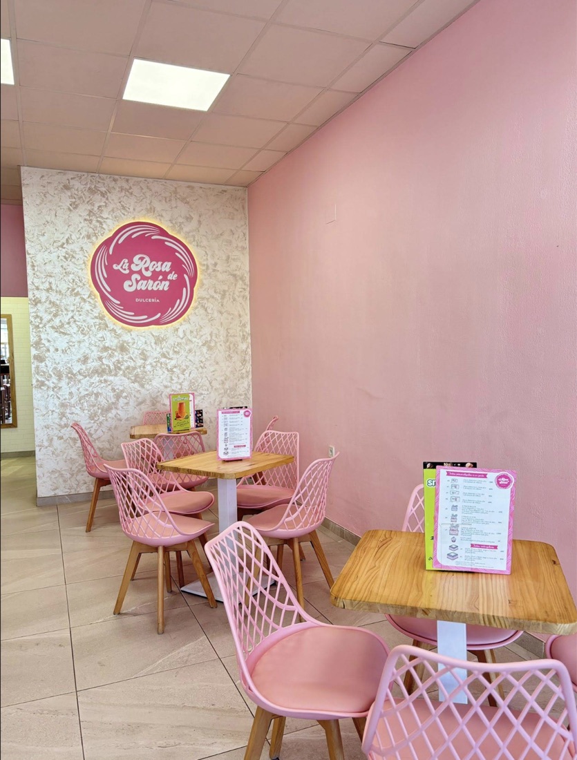 Interior de la cafetería La Rosa de Sarón